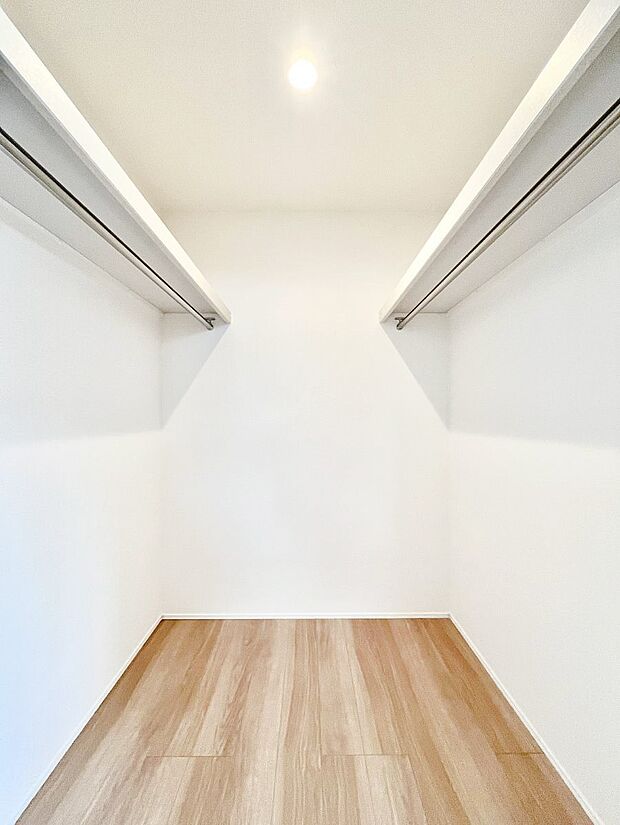 ウォークインクローゼットの活用で生活空間スッキリ