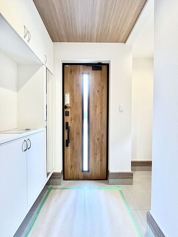 シューズインクローク付きの玄関。家族全員の靴や雨具などすっきり収納できます。