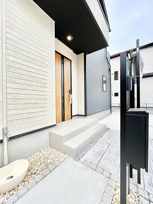 大切な家族、来客を出迎える玄関。