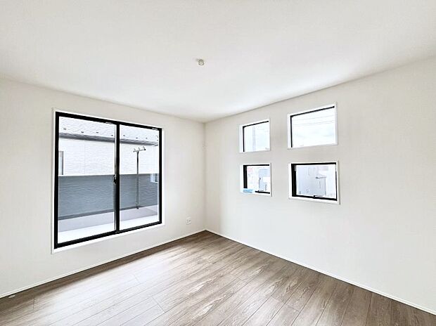 バルコニーが開放感をプラスしてくれる洋室