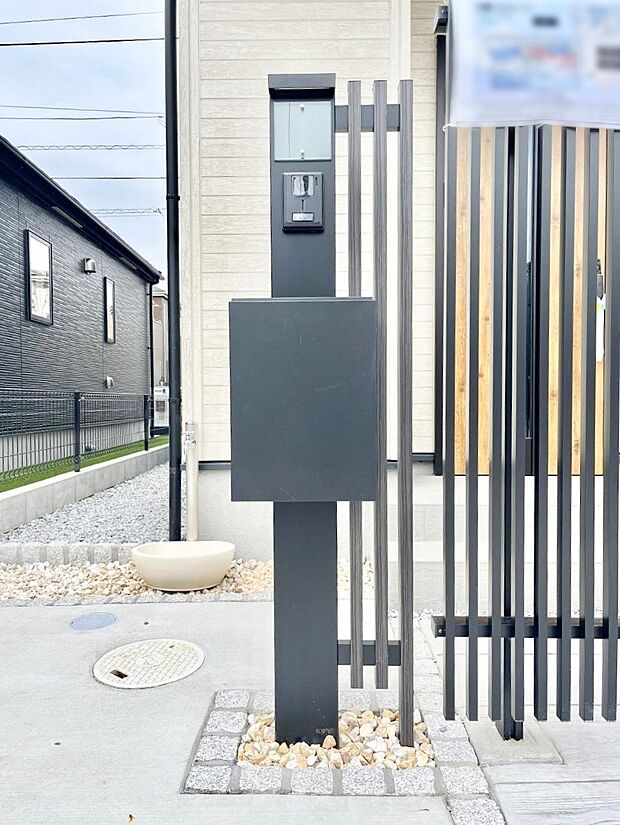 表札・インターホン・ポストをひとつに集約。エントランスになじむシンプルデザイン。