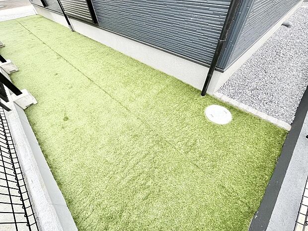 ガーデニングや家庭菜園も楽しめるお庭付き。