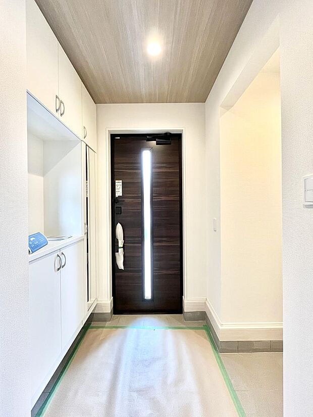 明るい玄関はお客様をお出迎えするのにぴったりです!