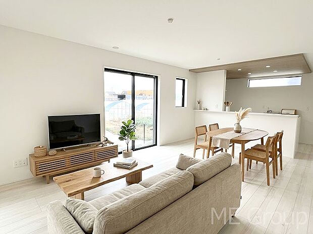 家族の和やかな会話が聞こえてきそう。開放感のあるリビングです。※家具はCGです