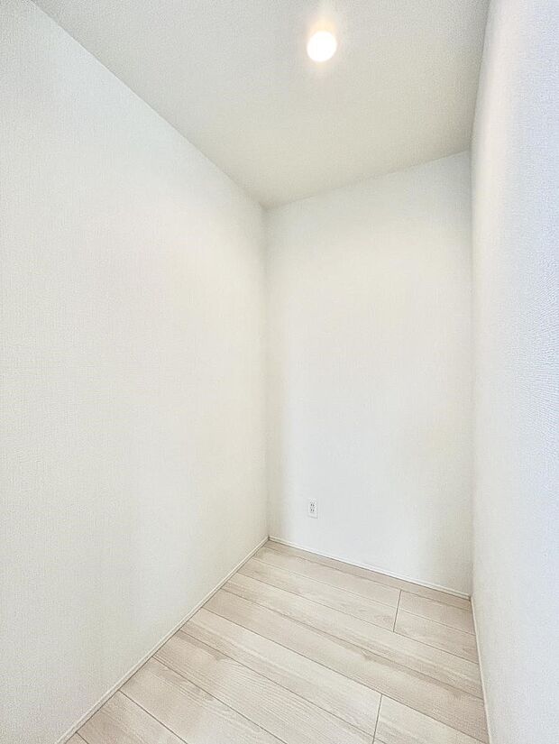 キッチンにはパントリー!食材のストックはもちろん、日用品の収納など使い方はいろいろ!