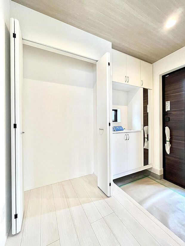 玄関ホール収納です。掃除道具やお出かけ用グッズの収納に便利です。