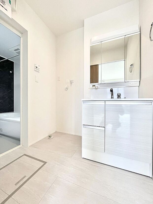 清潔感のある快適空間です。毎日の身支度も気持ち良くお使い頂けます。