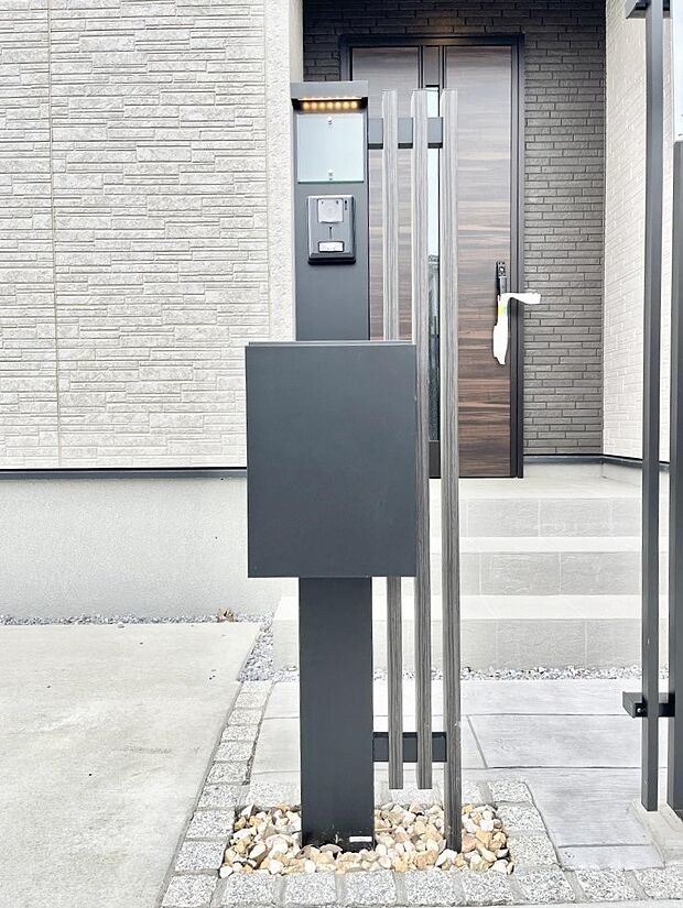 シンプルデザインのポスト。