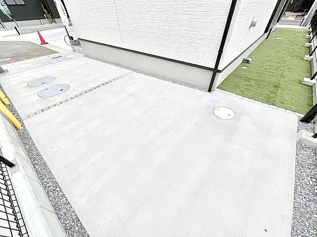 プランターを並べて季節のお花を楽しめるお庭付き。