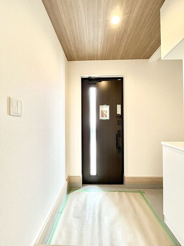 明るい玄関はお客様をお出迎えするのにぴったりです！ 