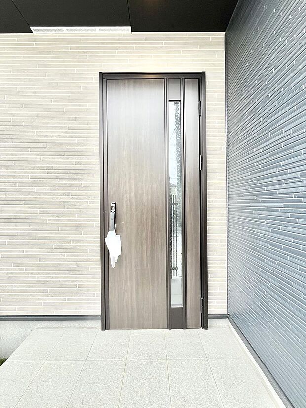 大切な家族、来客を出迎える玄関。