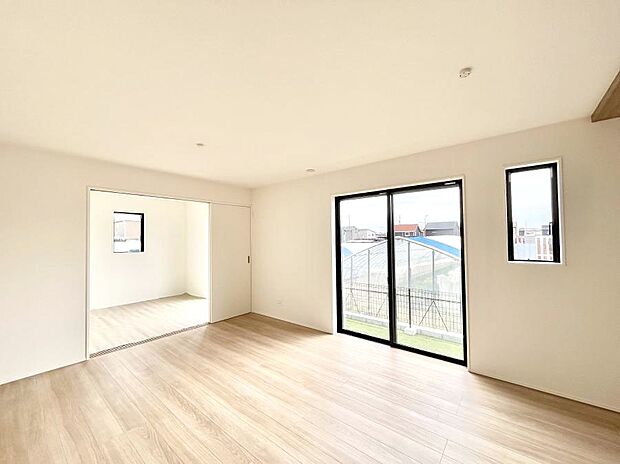 明るい陽光が注ぎ、寛ぎの雰囲気に満たされるダイニング。