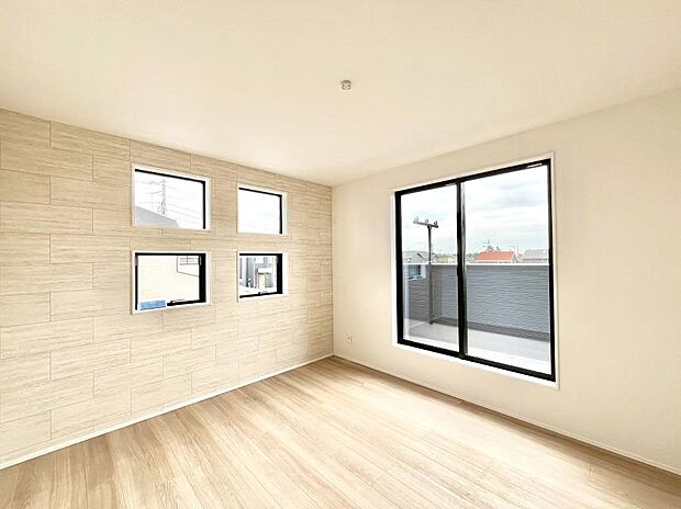 バルコニーが開放感をプラスしてくれる洋室