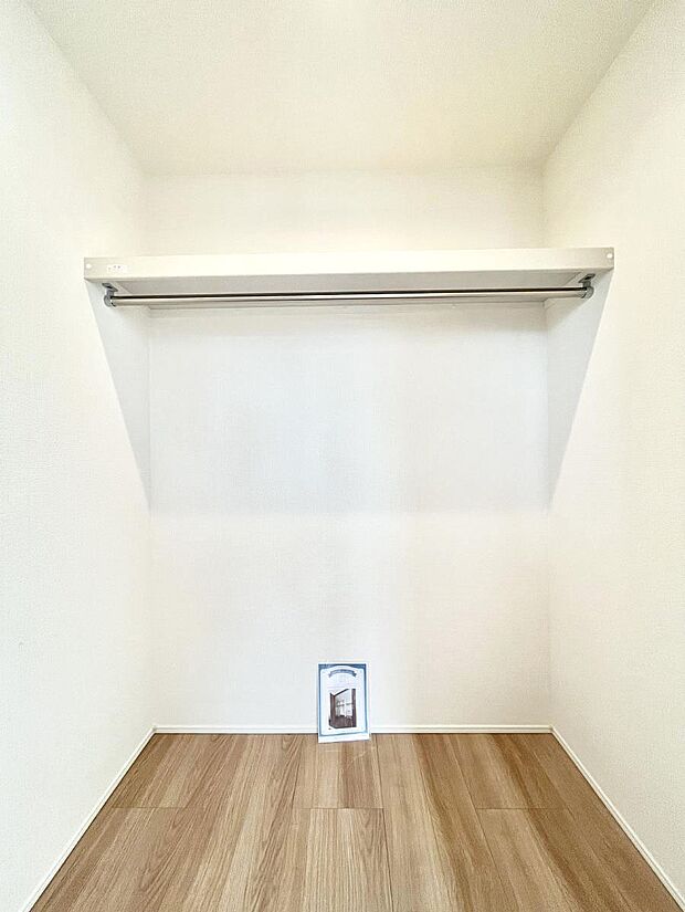 ウォークインクローゼット付きで生活空間を広く利用できます。