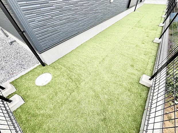 プランターを並べて季節のお花を楽しめるお庭付き。