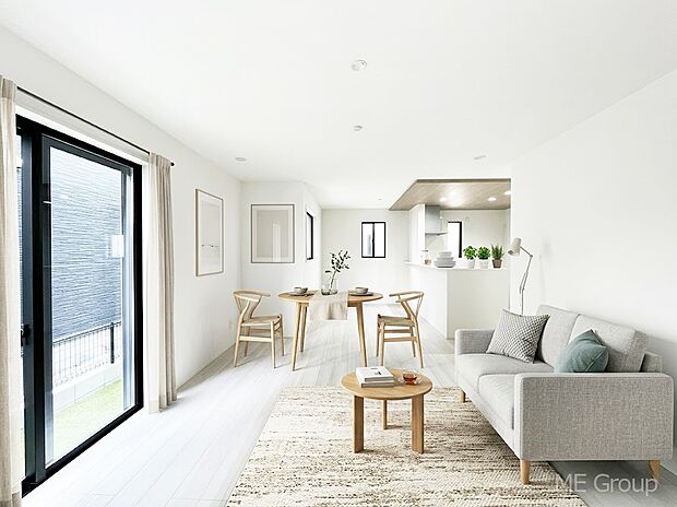 家族の和やかな会話が聞こえてきそう。開放感のあるリビングです。※家具はCGです  