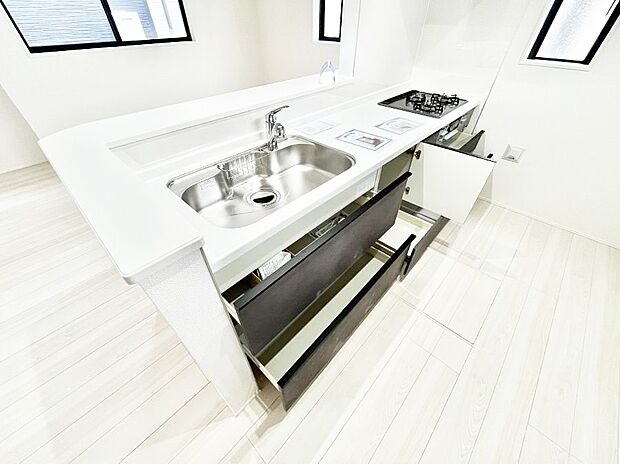 使いやすさを優先したスライド式収納タイプ！