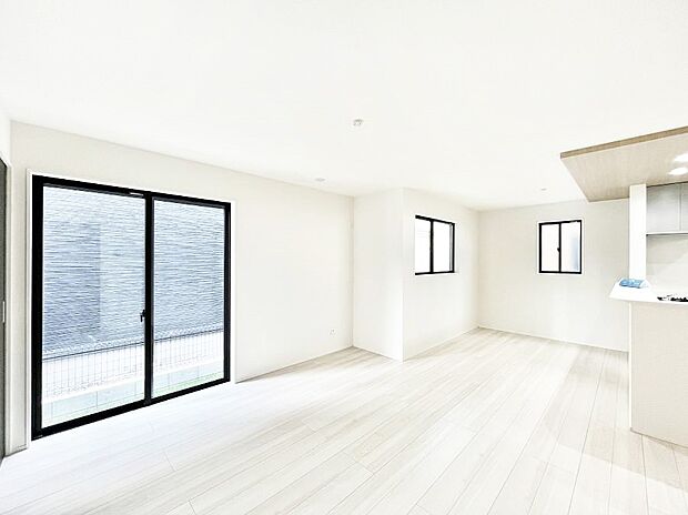 明るい陽光が注ぎ、寛ぎの雰囲気に満たされるダイニング。   