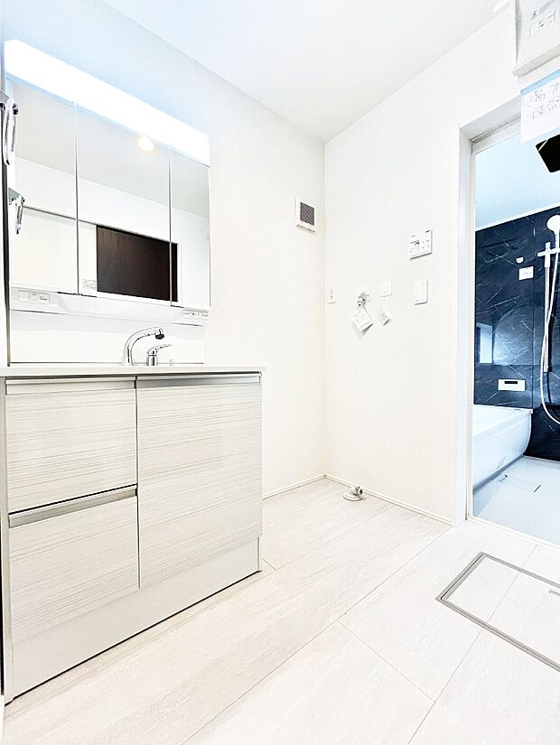 清潔感ある洗面化粧室で朝の身支度も快適