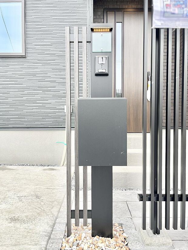 シンプルデザインのポスト。