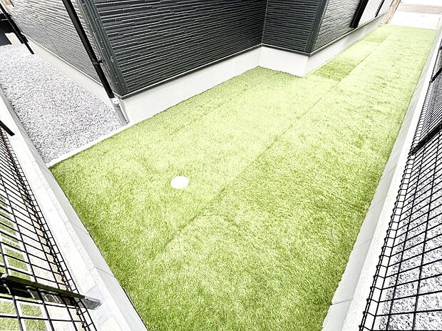 ガーデニングや家庭菜園も楽しめるお庭付き。
