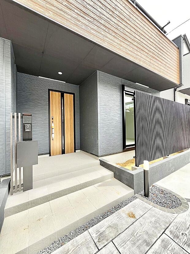 大切な家族、来客を出迎える玄関。玄関前は屋根付きで雨が降っていても濡れにくいです。
