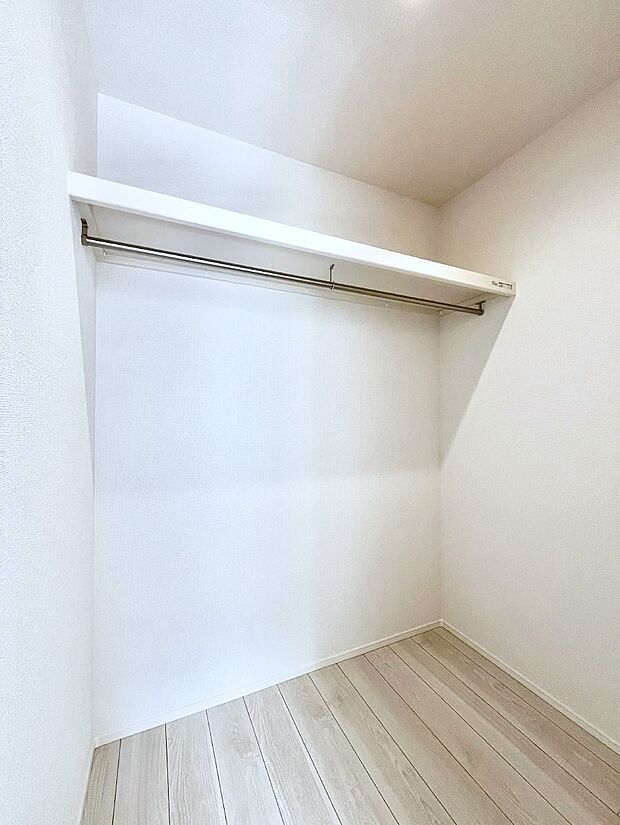 衣類をハンガーに掛けたまま収納できるWIC。衣類の整理整頓がしやすくて便利です!