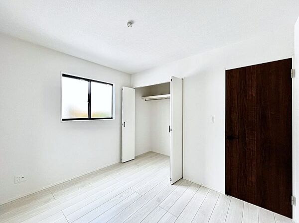 お子さまのお部屋としても！衣類の整理整頓に便利なクローゼット付きの洋室。