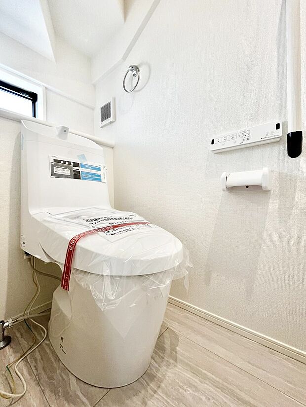 明るく清潔感のあるトイレです。