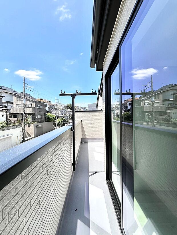 暖かな陽光が降り注ぐバルコニーはお洗濯におすすめ。爽やかな風も心地よいです。