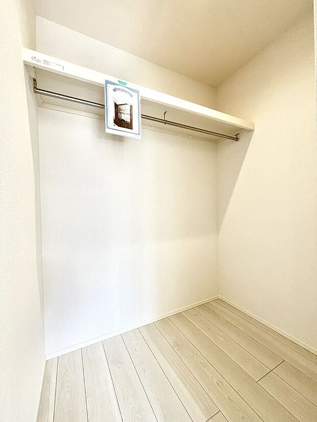 ウォークインクローゼット付きで生活空間を広く利用できます。