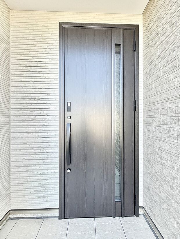 大切な家族、来客を出迎える玄関。