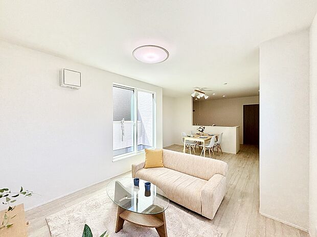 ご家族の賑やかな話し声で包まれる明るいリビング　