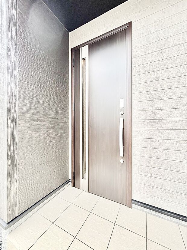 玄関前は雨が降っても濡れにくい屋根付き