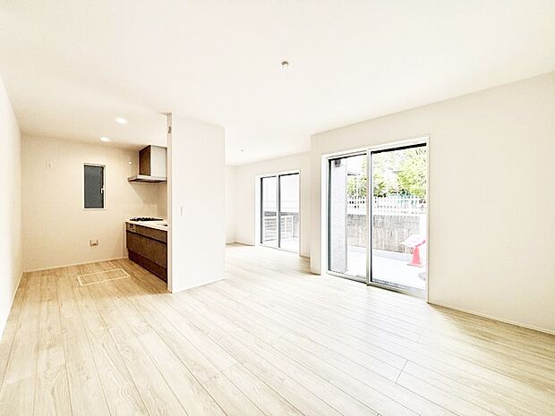 大きな窓からたっぷりの陽光と風を感じられるリビング