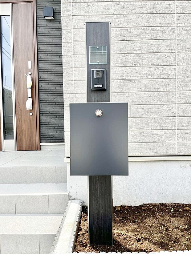 表札・インターホン・ポストをひとつに集約。エントランスになじむシンプルデザイン。