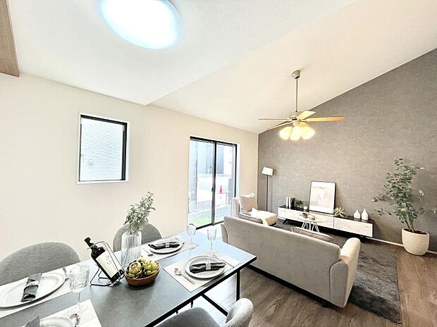 大きな窓からたっぷりの陽光と風を感じられるリビング