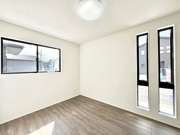 2面採光で気持ちよく自然光が取り入れられるのでお子様のお部屋にもピッタリ