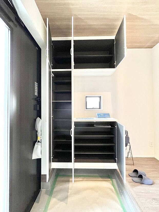 たっぷり収納できるシューズボックスで家族全員の靴も、玄関すっきり。