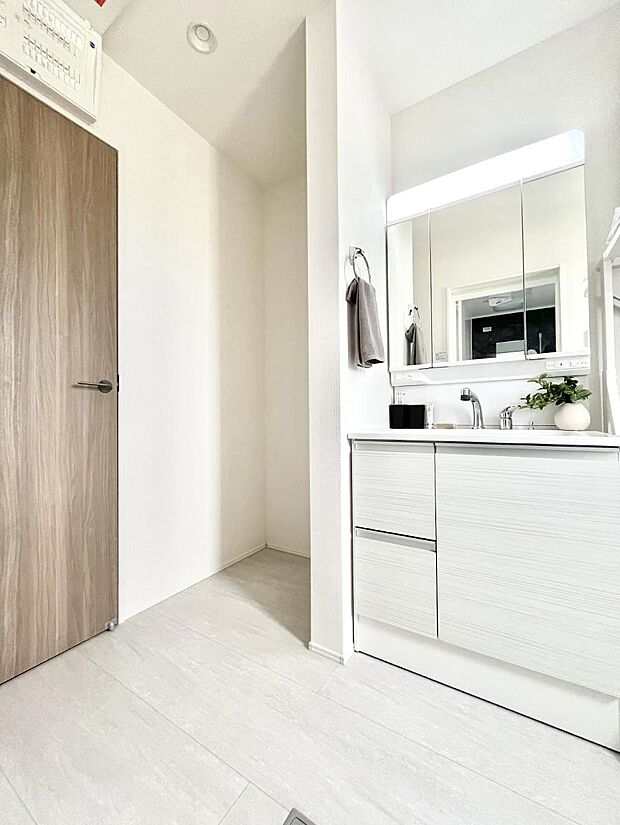 清潔感のある快適空間です。毎日の身支度も気持ち良くお使い頂けます。 