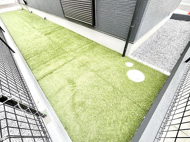 プランターを並べて季節のお花を楽しめるお庭付き。