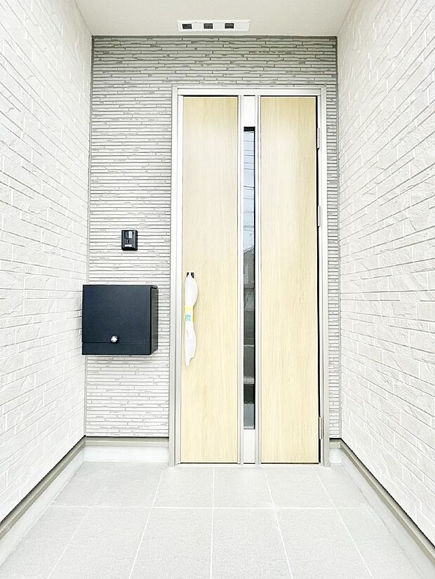 玄関前は雨が降っても濡れにくい屋根付き