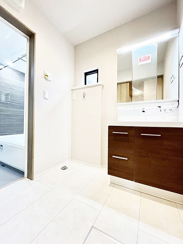 清潔感ある洗面化粧室で朝の身支度も快適