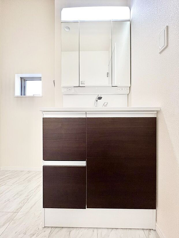 大きく見やすい三面鏡で清潔感ある洗面台は、身だしなみチェックや肌のお手入れにおすすめです。