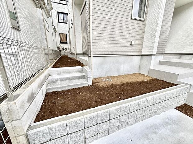 季節のお花を植えて彩りをプラス!