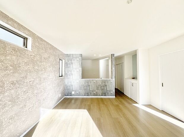 明るい陽光が注ぎ、寛ぎの雰囲気に満たされるリビング・ダイニング。