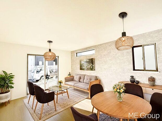 ご家族の賑やかな話し声で包まれる明るいリビング ※家具はCGです