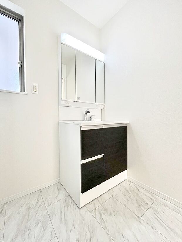 大きく見やすい三面鏡で清潔感ある洗面台は、身だしなみチェックや肌のお手入れにおすすめです。