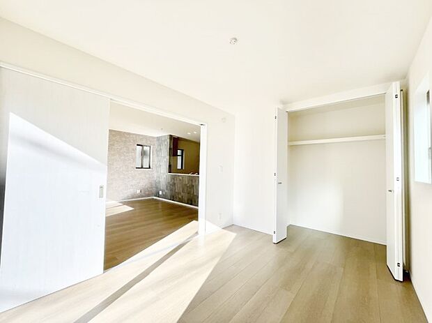 リビングの隣にある洋室。扉を開放して広く利用することも可能です。