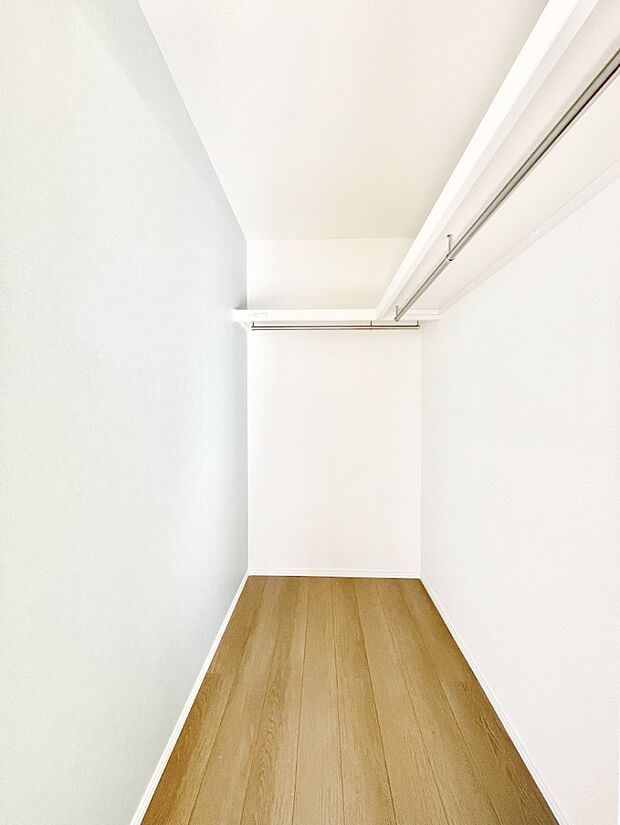 ウォークインクローゼット付きで生活空間を広く利用できます。